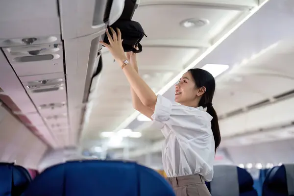 Asiatisk Ung Affärskvinna Framgångsrik Flygplan Eller Entreprenör Business Class Plats — Stockfoto