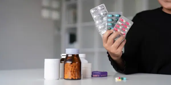 Närbild Kvinna Håller Piller Handen Med Vatten Kvinnliga Tabletten Från — Stockfoto