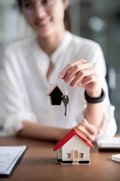 Immobilienmakler Übergibt Immobilie Oder Neue Wohnungsschlüssel Kunden — Stockfoto