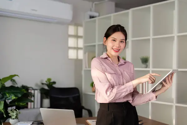 Genç Başarılı Çalışan Kadını Asian Ofisteki Çalışma Masasında Tablet Bilgisayar — Stok fotoğraf