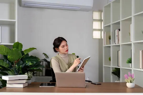 Vrouw Aziatisch Creatief Huis Kantoor Laptop Voor Onderzoek Afgelegen Werk — Stockfoto