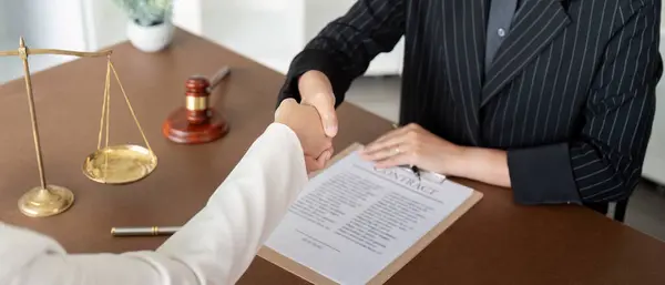 Kadını Tokalaşması Bir Anlaşma Imzalamak Için Kadın Avukatlar Danışmanlık Hizmetleri — Stok fotoğraf
