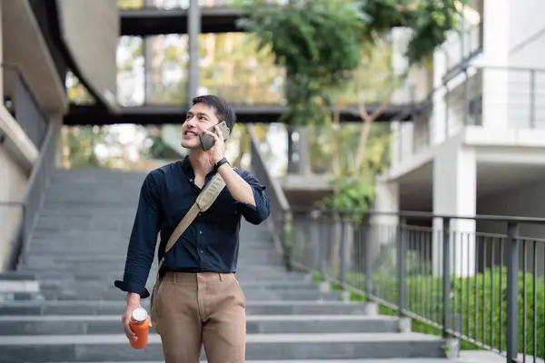 Sorrindo Asiático Empresário Andando Para Trabalho Enquanto Para Segurar Reutilizável — Fotografia de Stock