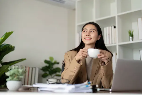 在家工作 女商人在房间里用手提电脑 一个对生态友好的女商人早上在桌子上喝咖啡 自由职业 — 图库照片