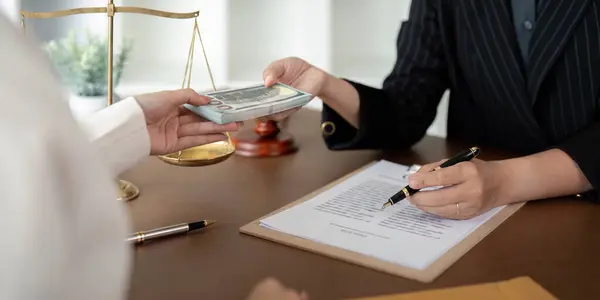 Avukat Danışmanı Yasadışı Işlerde Rüşvet Kabul Ediyor Sözleşmeyi Imzalamadan Önce — Stok fotoğraf