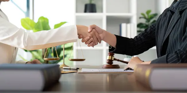 Geschäftsfrau Handschlag Einen Deal Besiegeln Richterin Rechtsanwältinnen Beratung Rechtsberatung Beratung — Stockfoto
