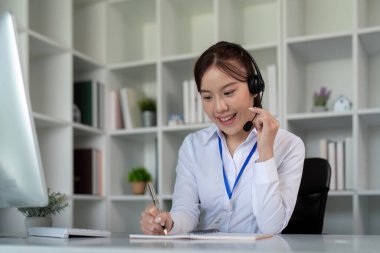 Müşteri hizmetleri için çağrı merkezi dostu Asyalı kadın, teknik destek ve tavsiye, yardım masasında çalışan operatörle iletişim ve iletişim.