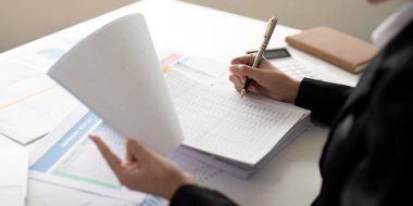 Belgeler, iş kadını ve muhasebeci okuma raporu bilgi, finansal veri veya analiz için. Evrak işleri, denetleyici kontrolü, teftiş ve muhasebe, ofiste finans ve vergi hesaplaması.