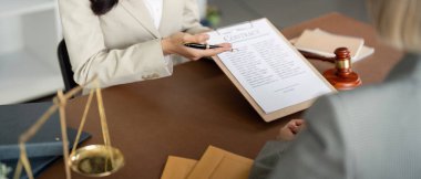 Avukatlar ve iş adamlarının avukatlık ve konferansı ofisteki hukuk firmasında tartışılır. Hukuk kavramları, Yargıç Tokmak adalet terazisiyle..