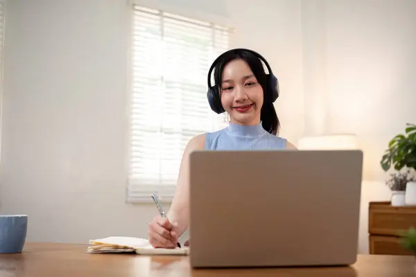 Glückliche Junge Asiatin Mit Kopfhörer Und Laptop Die Notizen Macht — Stockfoto