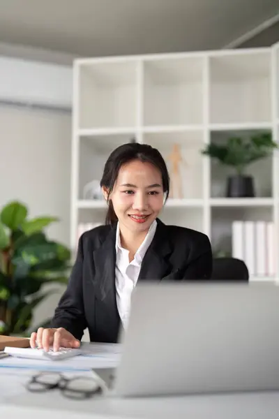 Joven Mujer Negocios Asiática Empleado Contabilidad Contabilidad Documentos Verificación Datos — Foto de Stock