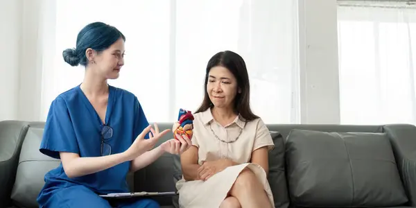 Pflegekraft Krankenschwester Gespräch Über Diagnose Krankheitsprävention Testergebnisse Krankenversicherungen Bei Älteren — Stockfoto