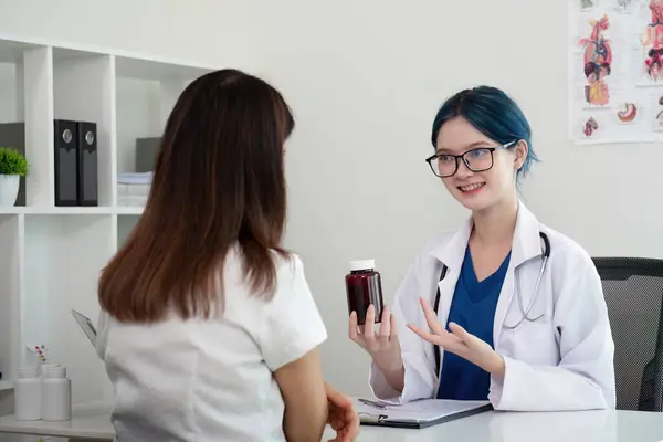 Doctor Vrouw Met Gezondheidsadvies Ondersteuning Voor Resultaten Examen Test Deskundig — Stockfoto