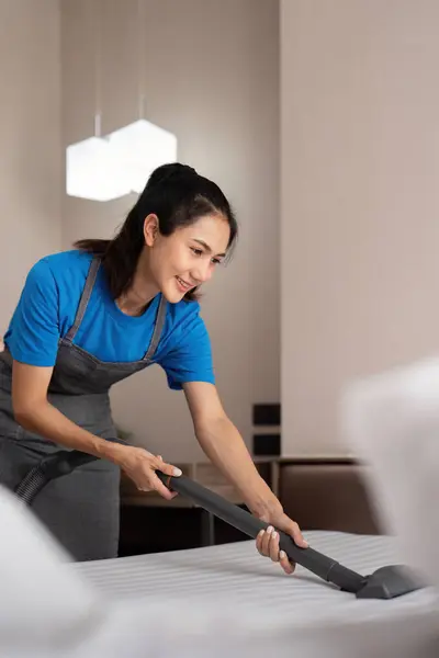 Reinigungskraft Entfernt Schmutz Mit Professionellem Gerät Haushälterin Reinigt Matratze Auf — Stockfoto