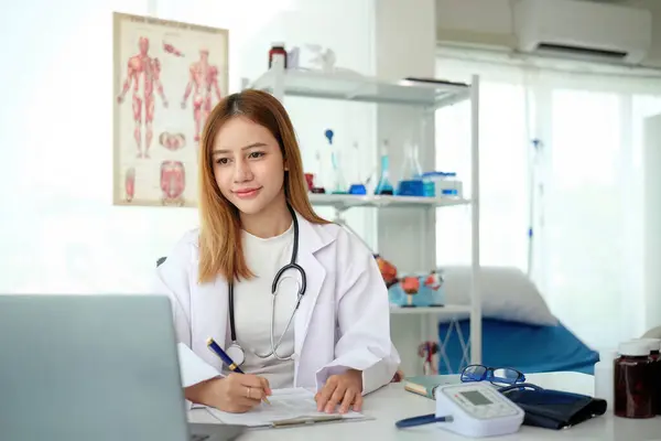 Ärztin Arbeitet Schreibtisch Der Klinik Oder Krankenhaus — Stockfoto