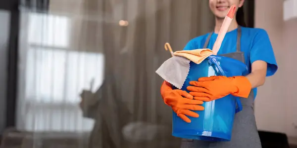 Temizlik Ürünleri Evde Bakterileri Temizlemek Için Yatak Odasında Asyalı Kadın — Stok fotoğraf