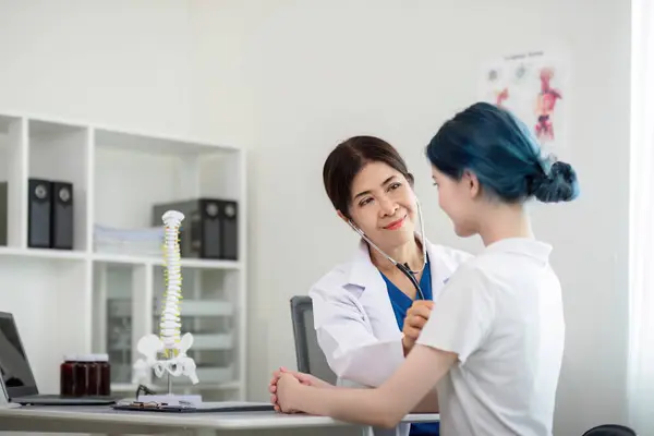 Aziatische Vrouw Oudere Arts Het Ziekenhuis Verzorgen Van Jonge Vrouw — Stockfoto