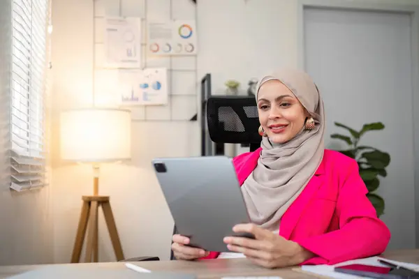 Młody Muzułmanin Biznes Kobieta Hijab Szczęśliwy Pomocą Cyfrowego Tabletu Nowoczesnym — Zdjęcie stockowe