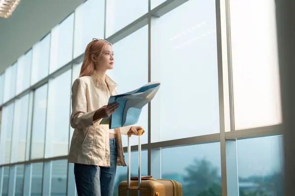 Feliz Joven Mujer Asiático Stand Aeropuerto Cerca Maleta Lectura Mapa — Foto de Stock