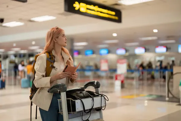 Podróże Lotnisko Kobieta Paszportem Biletem Lotniczym Lub Informacji Imigracyjnych Podróży — Zdjęcie stockowe