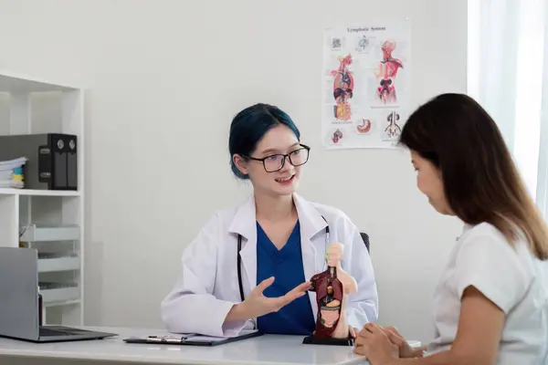 Doctor Vrouw Met Gezondheidsadvies Ondersteuning Voor Resultaten Examen Test Deskundig — Stockfoto