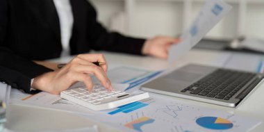 Belgeler, iş kadını ve muhasebeci okuma raporu bilgi, finansal veri veya analiz için. Evrak işleri, denetleyici kontrolü, teftiş ve muhasebe, ofiste finans ve vergi hesaplaması.