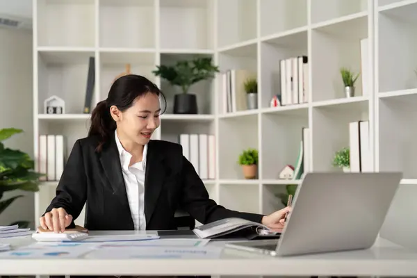 Asian Woman Accounting Sit Desks Calculate Financial Graph Showing Results — Stock Photo, Image