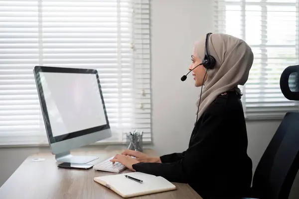Jovens Mulheres Muçulmanas Usando Telemarketing Hijab Agente Call Center Com — Fotografia de Stock