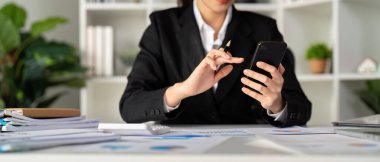 İş kadını analiz çizelgesi ve grafiği piyasadaki değişiklikleri gösteriyor ve ofiste hesap makinesi ve mobil mali hesaplama vergisi kullanılıyor.