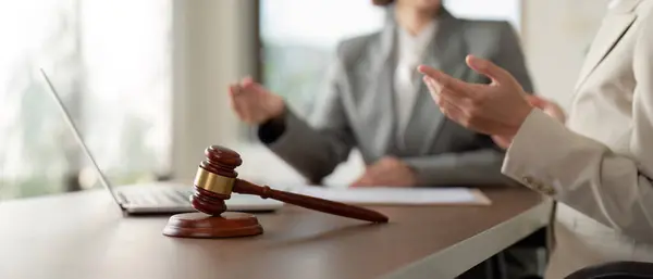 Avukatlar Adamlarının Avukatlık Konferansı Ofisteki Hukuk Firmasında Tartışılır Hukuk Kavramları — Stok fotoğraf