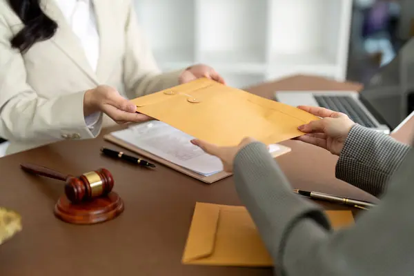 Zakenman Overhandigt Geld Envelop Aan Advocaat Omkoping Illegale Zakelijke Contract — Stockfoto