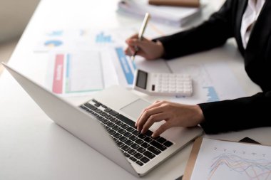 Belgeler, iş kadını ve muhasebeci okuma raporu bilgi, finansal veri veya analiz için. Evrak işleri, denetleyici kontrolü, teftiş ve muhasebe, ofiste finans ve vergi hesaplaması.