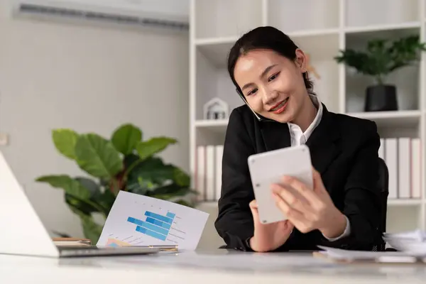 Asian Woman Accounting Sit Desks Calculate Financial Graph Showing Results — Stock Photo, Image