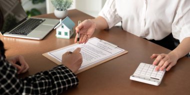 Müşteri görüşmeleri ve emlakçılarla ev kiralama, satın alma, emlakçı pazarlığı, ev satın alma anlaşmasının şartları hakkında görüşmeler ve müşterilerden kontrat imzalamalarını istedi..