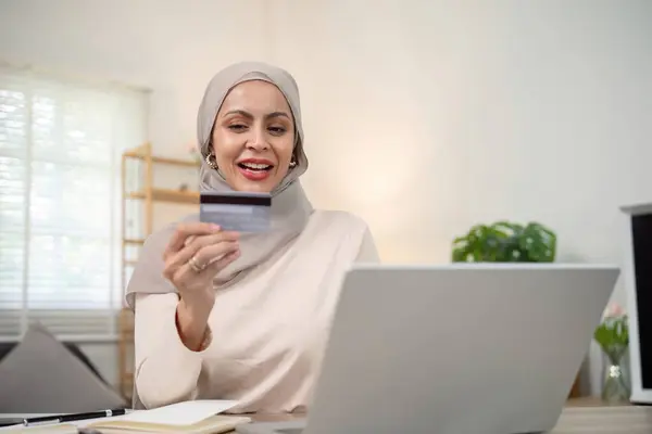 Młoda Szczęśliwa Muzułmanka Hidżabie Domu Przy Użyciu Laptopa Zakupy Online — Zdjęcie stockowe