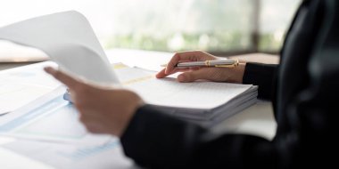 Belgeler, iş kadını ve muhasebeci okuma raporu bilgi, finansal veri veya analiz için. Evrak işleri, denetleyici kontrolü, teftiş ve muhasebe, ofiste finans ve vergi hesaplaması.
