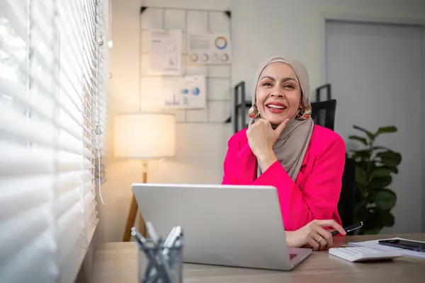 Femme Affaires Musulmane Hijab Travailler Sur Finance Avec Rapport Entreprise — Photo
