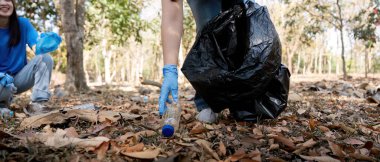 Çevre kirliliği, küresel ısınma, plastik atık ve doğayla ilgilenme sorununu tazelemek için atıkları ayırmak. Çöp torbalarını toplayan gönüllü konsept.