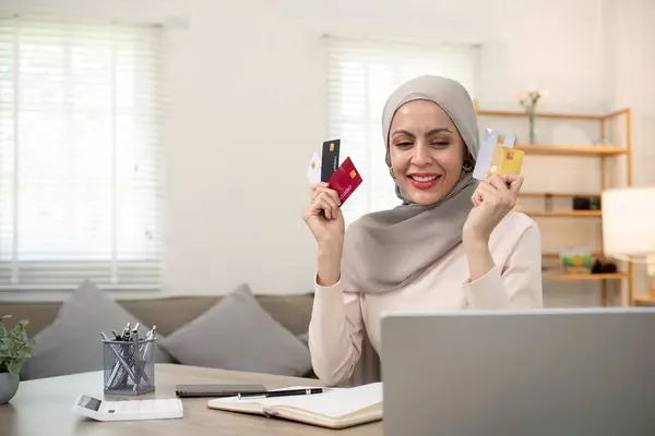 Jonge Vrouw Die Thuis Laptop Gebruikt Online Winkelen Moslim Vrouw — Stockfoto