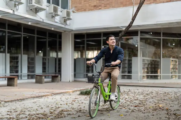 Affärsman Och Cykel Staden För Att Arbeta Med Miljövänliga Transporter — Stockfoto