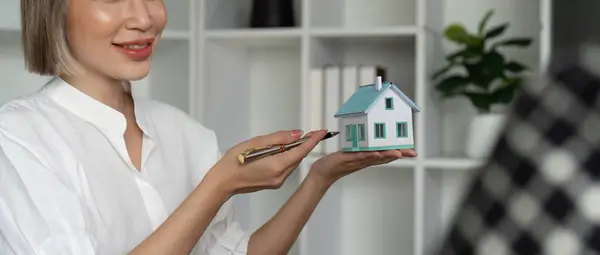 Hausverkauf Und Hausversicherungs Konzept Immobilienmakler Mit Hausmodell Gespräch Mit Dem — Stockfoto
