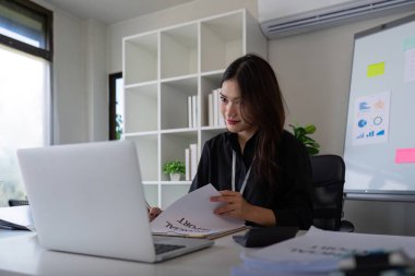 İş analistleri evrak işleriyle uğraşır, notlar alır ve bir ofiste veri, grafik ve grafikleri kontrol eder. Şirketin büyüme kârının izlenmesi ve belgenin analiz edilmesi.