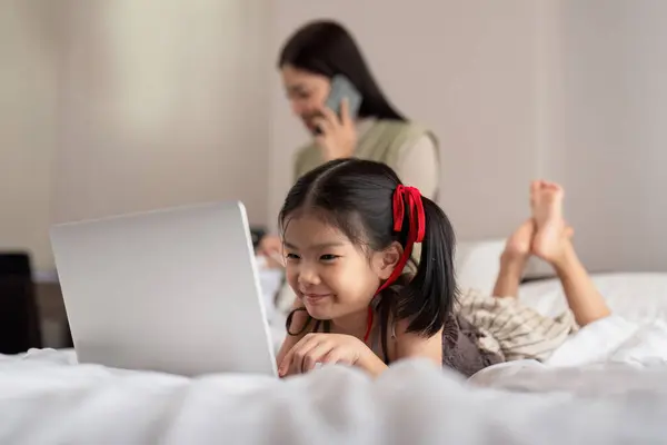 Aziatisch Gelukkig Jong Moeder Baby Levensstijl Werken Laptop Moeder Werken — Stockfoto