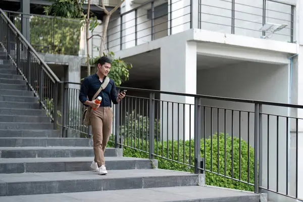 Asiatisk Affärsman Promenader Till Jobbet Samtidigt Som Man Håller Återanvändbara — Stockfoto