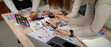 Yaratıcı web grafik tasarımcısı planlama ekibi, akıllı telefon için ekran prototipi planıyla ilgili fikirlerimizi paylaşmak için cep telefonu uygulama geliştirici ekip toplantısı. başlangıç planı ui ve ux.