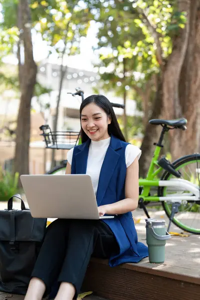 Asian Businesswoman Bicycle Using Laptop Sitting Office Building Woman Commuting — Stock Photo, Image