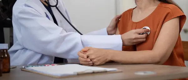 Ältere Asiatische Patientinnen Werden Untersucht Während Eine Ärztin Ein Stethoskop — Stockfoto