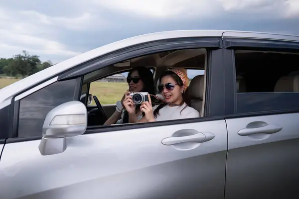 在外出度假的路上 年轻快乐的亚洲女友们在车里笑着 — 图库照片