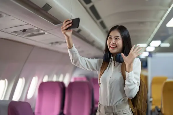 独自坐飞机旅行的亚洲妇女 旅途愉快 个人旅行概念 — 图库照片