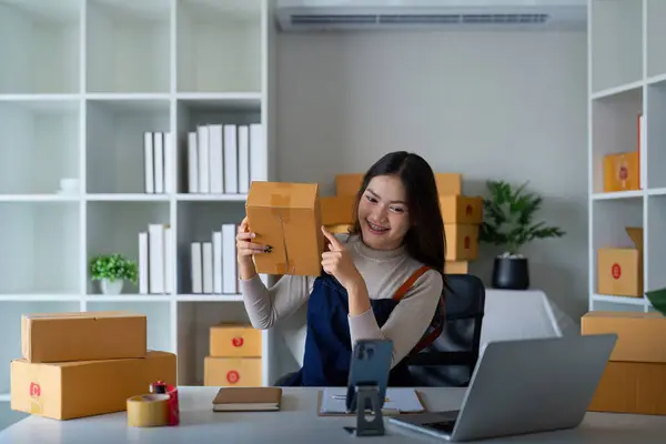 Women Asian Selling Online Home Box Selling Online Box Accept — Stock Photo, Image